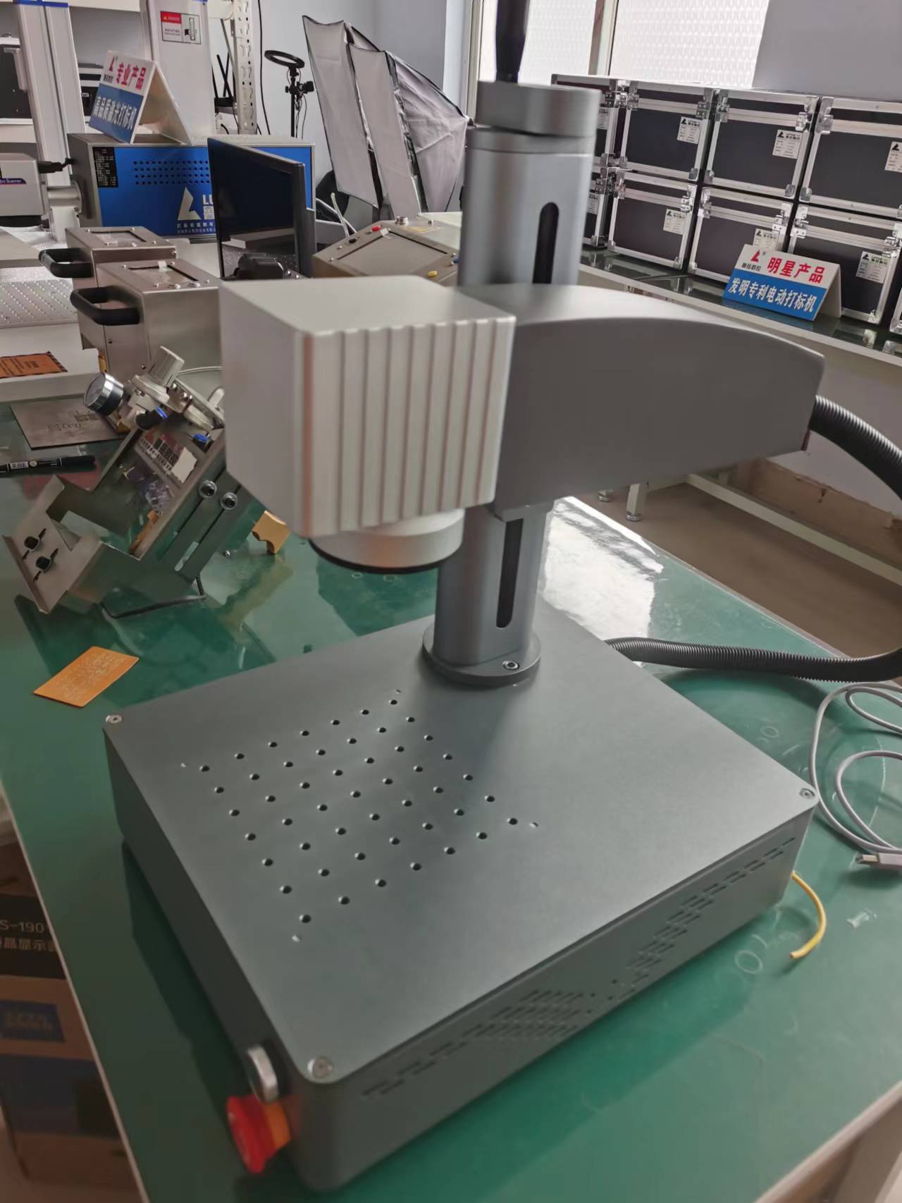 30w bärbar namnskylt fiberlasermarkeringsmaskin för metall